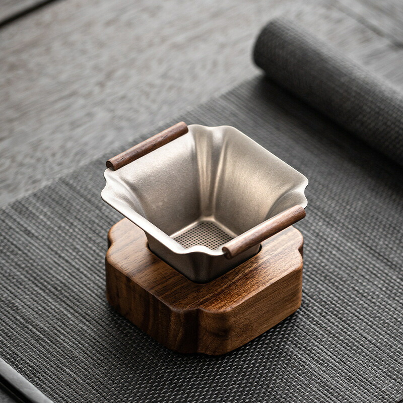 「静けさ、一瞬に注ぐ」純Ti チタン茶こし 純チタン チタン製 茶こし 茶漉し 金属製 茶こしセット 健康グッズ 浅型 便利 手軽 お手軽 簡単 ３色 茶道具 茶器 受け皿 土台付き スタンドセット お茶用品 ティータイム 木製 カラス 家庭用 おしゃれ 高級感